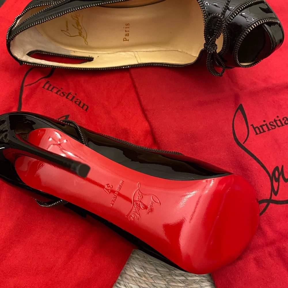 Christian Louboutin open toe black shoes. New. Size 37.